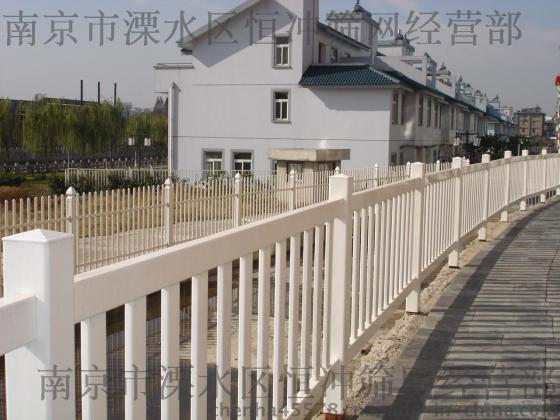 南京哪里有卖pvc草坪护栏网的 草坪护栏哪里的便宜 生产塑钢护栏厂家